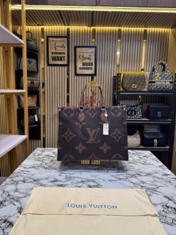 LOU.IS VUITT.ON PREMIUM ON THE GO WITH DUST BAG