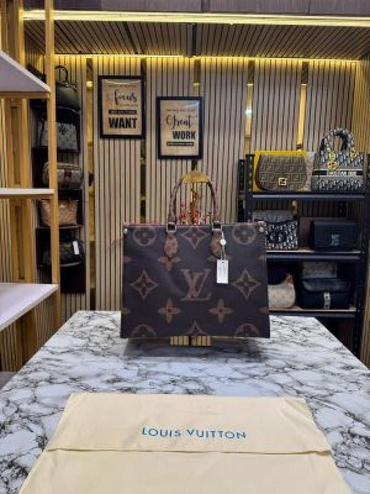 LOU.IS VUITT.ON PREMIUM ON THE GO WITH DUST BAG