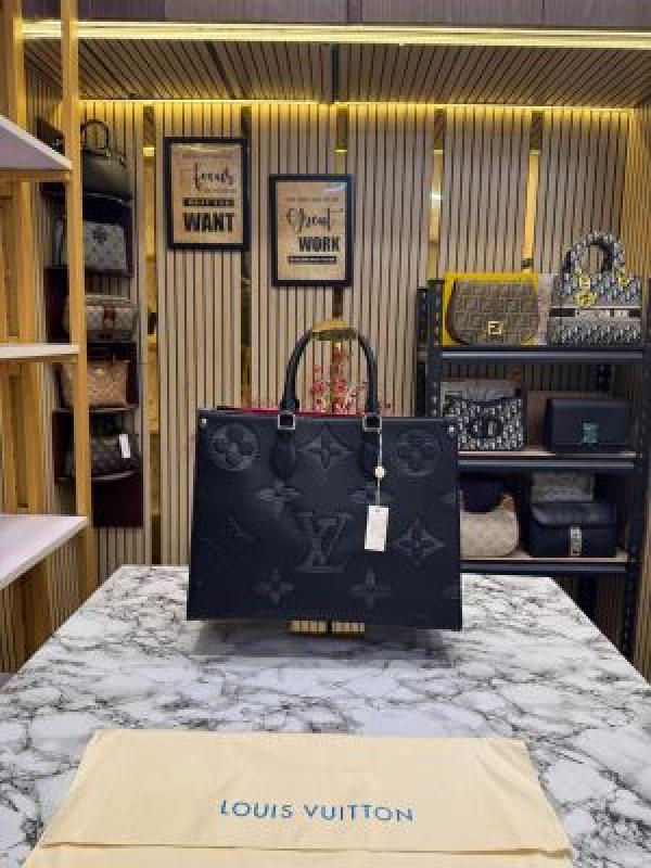 LOU.IS VUITT.ON PREMIUM ON THE GO WITH DUST BAG