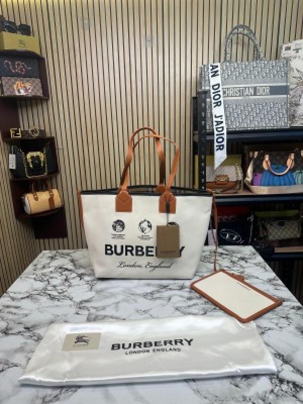 BUR.BERRY TO.TE WITH DUST BAG AND POUCHE (S8)